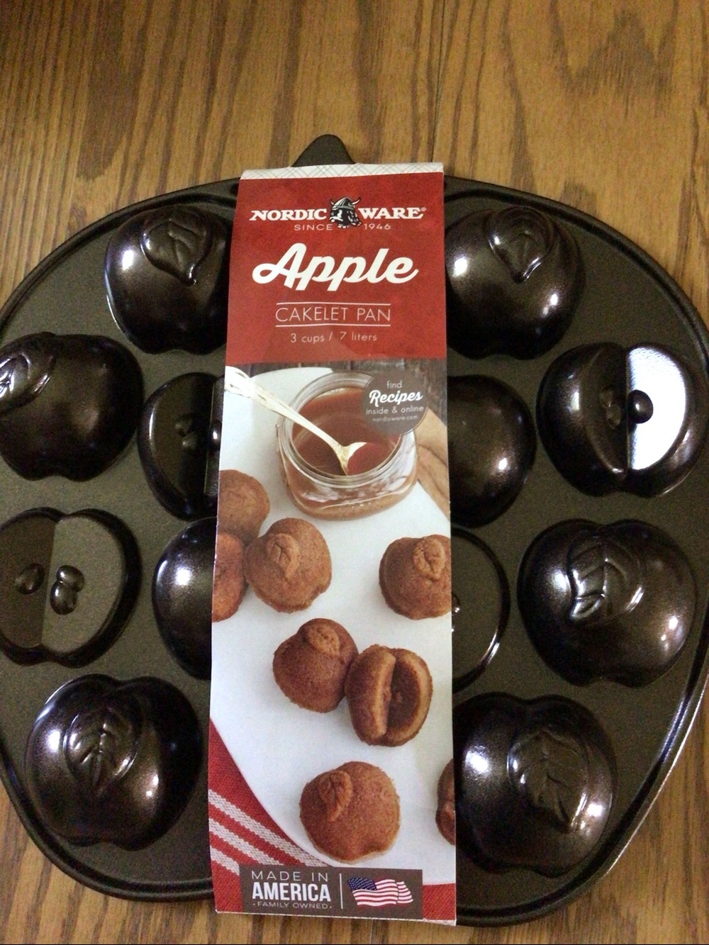 Nordic Ware Apple Slice Cakelet Pan - New